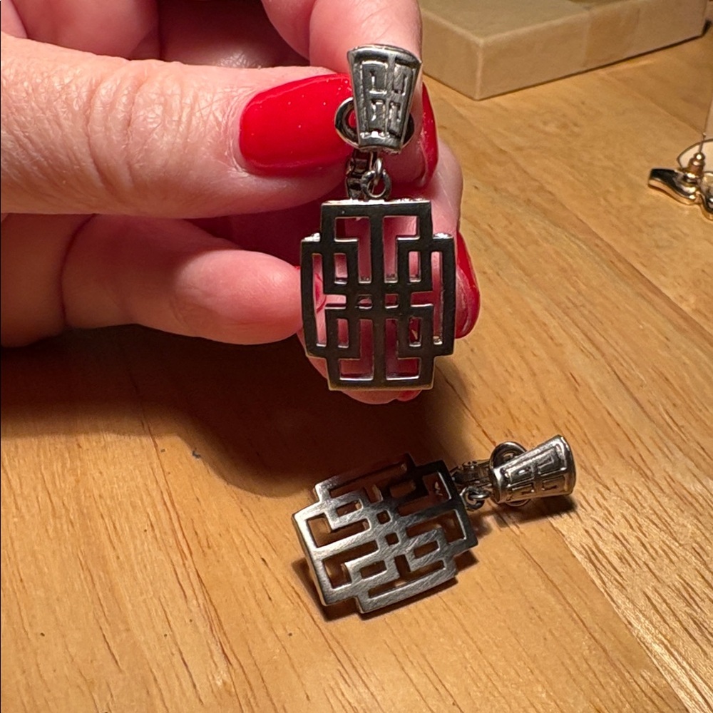 029)Vintage Trifari Brushed Silver clip on
Oriental Inspired Earrings